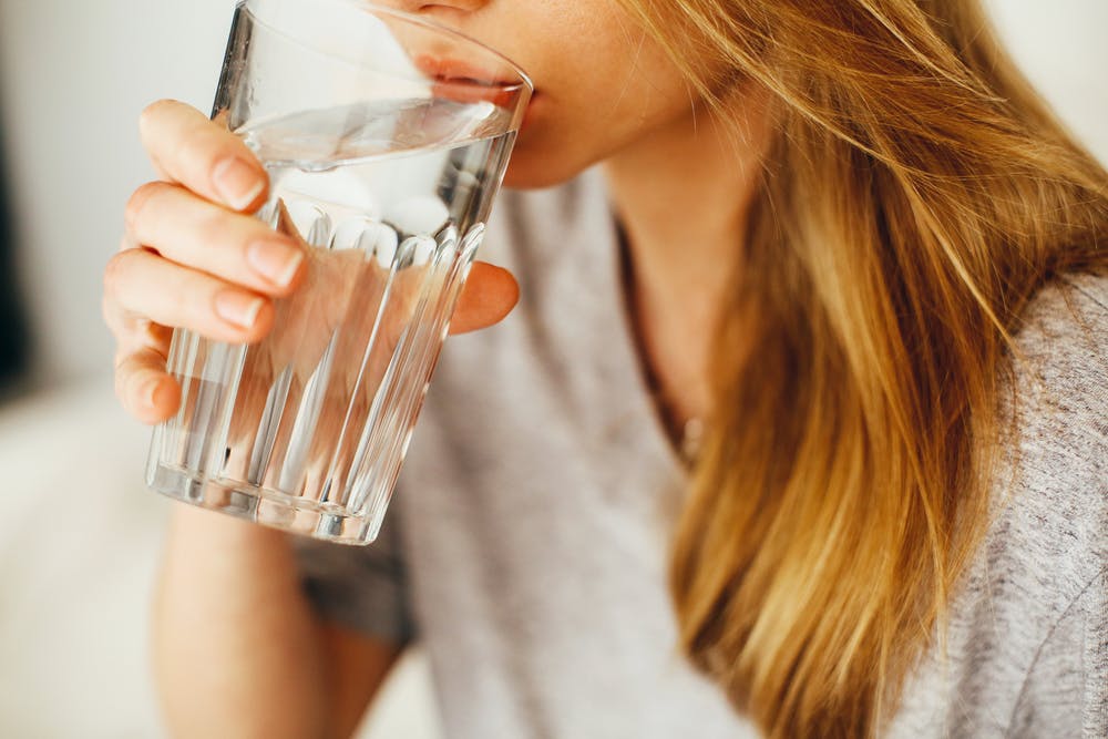 Pij 8 szklanek wody dziennie. Serio?